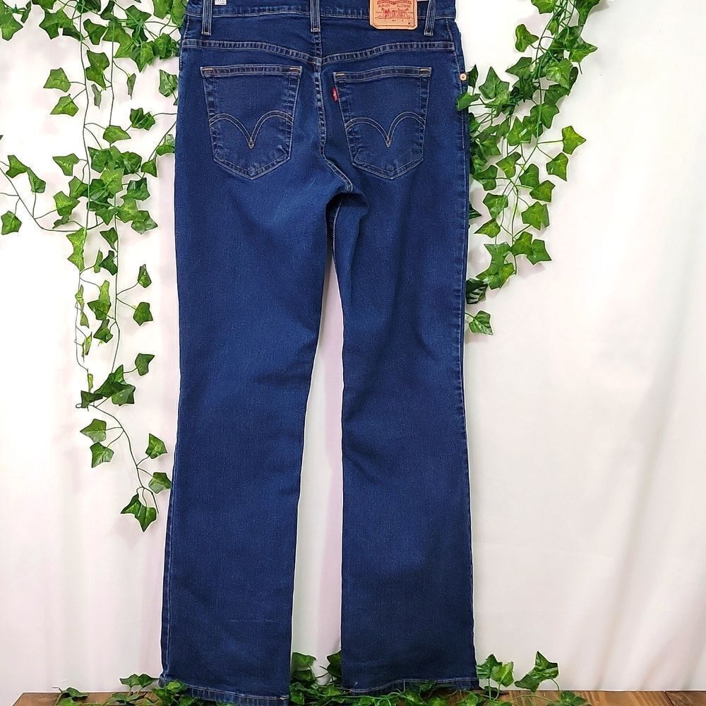 Levi's. Classic Relaxed Boot Cut Jeans. 550. Size 8M. EUC - Picture 5 of 11